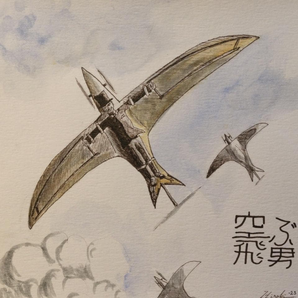 En man i hög hatt hänger i en stor vingformad flygställning mot en blåtonad himmel. Två liknande flygare syns längre bort. Japanska tecken nere till höger.